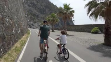 İtalya, Liguria, Haziran 2022 - Levanto Bonassola Framura bisiklet yolu - deniz kenarındaki eski galeri tünelleri - Cinque Terre 'deki turistik eğlence