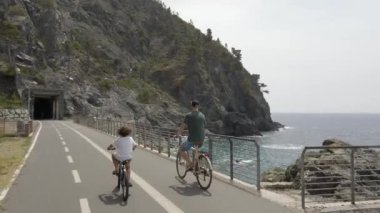 İtalya, Liguria, Haziran 2022 - Levanto Bonassola Framura bisiklet yolu - deniz kenarındaki eski galeri tünelleri - Cinque Terre 'de turistlerin uğrak yeri