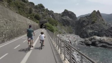 İtalya, Liguria, Haziran 2022 - Levanto Bonassola Framura bisiklet yolu - deniz kenarındaki eski galeri tünelleri - Cinque Terre 'de turistlerin uğrak yeri