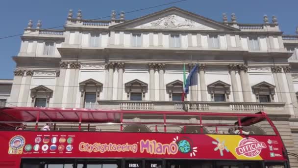 ヨーロッパ イタリア ミラノ2022年4月 街のダウンタウンにあるScala Theatre Covid 19コロナウイルスのロックダウンが完了した後に観光名所を訪れる 赤い観光バス — ストック動画