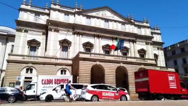 意大利 2022年4月 意大利市中心的Scala剧院 游客们在科罗纳维鲁斯市科罗纳维鲁斯市的红色旅游巴士结束后参观观光景点 — 图库视频影像