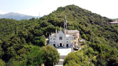 İtalya, Rapallo, Liguria, Montallegro Katolik Kilisesi 'nin insansız hava görüntüsü Cenova ve Cinque Terre yakınlarındaki Portofino Körfezi' ne bakan dağın tepesinde duruyor.