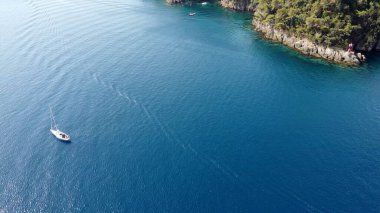 Avrupa, İtalya, Santa Margherita Ligure ve Rapallo Haziran 2022 - Liguria sahilindeki Portofino doğal parkında tekneli sahil ve deniz