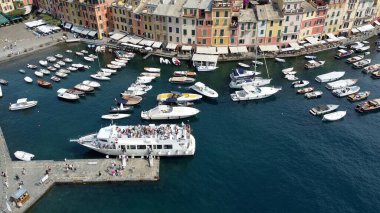 Avrupa, İtalya, Santa Margherita Ligure ve Rapallo Haziran 2022 - Liguria sahilindeki Portofino doğal parkında tekneli sahil ve deniz