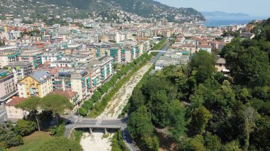 Tamamen susuz küçük bir nehir yatağının insansız hava görüntüsü denize doğru gidiyor - Rapallo Liguria 'da acil durum kuraklık ve kuraklık - iklim değişikliği ve küresel ısınma