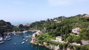Avrupa, İtalya, Portofino, Liguria - Portofino doğal parkı ile çevrili tipik renkli evlere sahip insansız hava aracı manzarası - botlar ve inanılmaz deniz koyları  