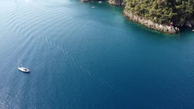 Avrupa, İtalya, Portofino, Liguria - Portofino limanının tipik renkli evlerinin insansız hava görüntüleri - botlar ve Portofino doğal parkında doğa ile çevrili inanılmaz deniz koyları 