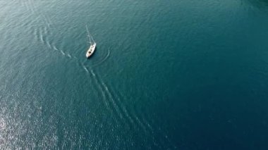 Avrupa, İtalya, Santa Margherita Ligure ve Rapallo Haziran 2022 - Liguria sahilindeki Portofino doğal parkında tekneli sahil ve deniz