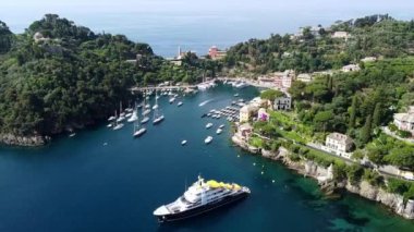 Avrupa, İtalya, Portofino, Liguria - Portofino doğal parkı ile çevrili tipik renkli evlere sahip insansız hava aracı manzarası - botlar ve inanılmaz deniz koyları  
