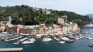 Avrupa, İtalya, Portofino, Liguria - Portofino doğal parkı ile çevrili tipik renkli evlere sahip insansız hava aracı manzarası - botlar ve inanılmaz deniz koyları 