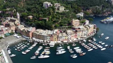 Avrupa, İtalya, Portofino, Liguria - Portofino doğal parkı ile çevrili tipik renkli evlere sahip insansız hava aracı manzarası - botlar ve inanılmaz deniz koyları 