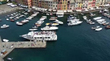 Avrupa, İtalya, Portofino, Liguria - Portofino doğal parkı ile çevrili tipik renkli evlere sahip insansız hava aracı manzarası - botlar ve inanılmaz deniz koyları 