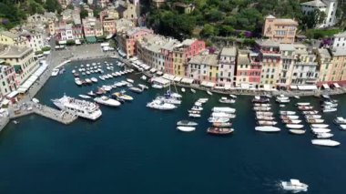 Avrupa, İtalya, Portofino, Liguria - Portofino doğal parkı ile çevrili tipik renkli evlere sahip insansız hava aracı manzarası - botlar ve inanılmaz deniz koyları 