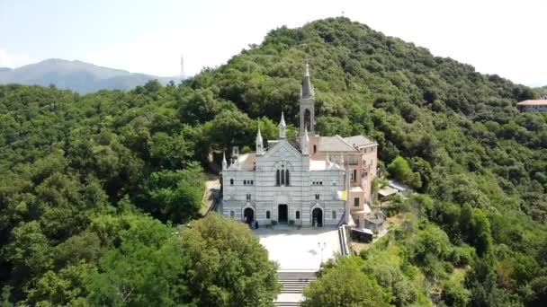 イタリア ラパロ リグーリア モンタレグロのカトリック教会の聖域のドローンの空中ビューは ジェノヴァとチンクテレ近くのポルトフィーノ湾の海を見下ろす山の上に立っています — ストック動画