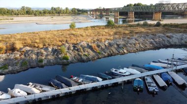 Kuraklık ve kuraklık sorunları var. Neredeyse susuz kalmış Po nehrinde, iklim değişikliği ve küresel ısınma, Ponte bella Becca Pavia Lombardy ve Ticino 'daki insansız hava aracı görüşü.