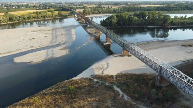 Kuraklık ve kuraklık sorunları var. Neredeyse susuz kalmış Po nehrinde, iklim değişikliği ve küresel ısınma, Ponte bella Becca Pavia Lombardy ve Ticino 'daki insansız hava aracı görüşü.