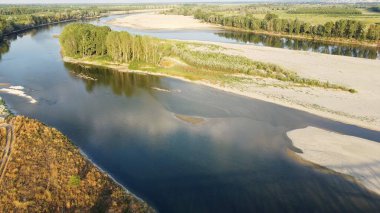 Kuraklık ve kuraklık sorunları var. Neredeyse susuz kalmış Po nehrinde, iklim değişikliği ve küresel ısınma, Ponte bella Becca Pavia Lombardy ve Ticino 'daki insansız hava aracı görüşü.