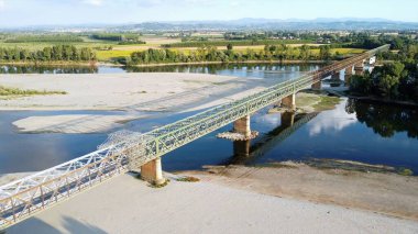 Kuraklık ve kuraklık sorunları var. Neredeyse susuz kalmış Po nehrinde, iklim değişikliği ve küresel ısınma, Ponte bella Becca Pavia Lombardy ve Ticino 'daki insansız hava aracı görüşü.