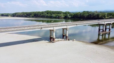 Kuraklık ve kuraklık problemleri büyük miktarda kum ve su olmayan Po nehrinde - iklim değişikliği ve küresel ısınma, Ponte Spessa Arena Po 'daki Drone görüşü - gezegeni kurtarmak 
