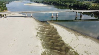 Kuraklık ve kuraklık problemleri büyük miktarda kum ve su olmayan Po nehrinde - iklim değişikliği ve küresel ısınma, Ponte Spessa Arena Po 'daki Drone görüşü - gezegeni kurtarmak 