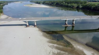 Kuraklık ve kuraklık problemleri büyük miktarda kum ve su olmayan Po nehrinde - iklim değişikliği ve küresel ısınma, Ponte Spessa Arena Po 'daki Drone görüşü - gezegeni kurtarmak 