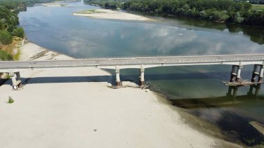 Kuraklık ve kuraklık problemleri büyük miktarda kum ve su olmayan Po nehrinde - iklim değişikliği ve küresel ısınma, Ponte Spessa Arena Po 'daki Drone görüşü - gezegeni kurtarmak 