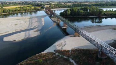 Kuraklık ve kuraklık problemleri büyük miktarda kum ve su olmayan Po nehrinde - iklim değişikliği ve küresel ısınma, Ponte Spessa Arena Po 'daki Drone görüşü - gezegeni kurtarmak  