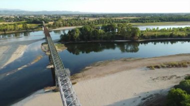 Kuraklık ve kuraklık problemleri büyük miktarda kum ve su olmayan Po nehrinde - iklim değişikliği ve küresel ısınma, Ponte Spessa Arena Po 'daki Drone görüşü - gezegeni kurtarmak  