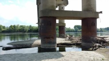 Kuraklık ve kuraklık sorunları var. Neredeyse susuz kalmış Po nehrinde, iklim değişikliği ve küresel ısınma, Ponte bella Becca Pavia Lombardy ve Ticino 'daki insansız hava aracı görüşü.