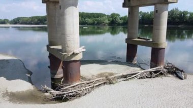 Kuraklık ve kuraklık sorunları var. Neredeyse susuz kalmış Po nehrinde, iklim değişikliği ve küresel ısınma, Ponte bella Becca Pavia Lombardy ve Ticino 'daki insansız hava aracı görüşü.