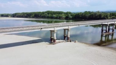 Kuraklık ve kuraklık problemleri büyük miktarda kum ve su olmayan Po nehrinde - iklim değişikliği ve küresel ısınma, Ponte Spessa Arena Po 'daki Drone görüşü - gezegeni kurtarmak 