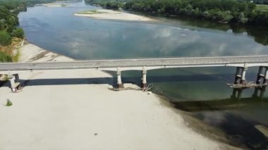 Kuraklık ve kuraklık problemleri büyük miktarda kum ve su olmayan Po nehrinde - iklim değişikliği ve küresel ısınma, Ponte Spessa Arena Po 'daki Drone görüşü - gezegeni kurtarmak 