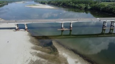Kuraklık ve kuraklık problemleri büyük miktarda kum ve su olmayan Po nehrinde - iklim değişikliği ve küresel ısınma, Ponte Spessa Arena Po 'daki Drone görüşü - gezegeni kurtarmak 
