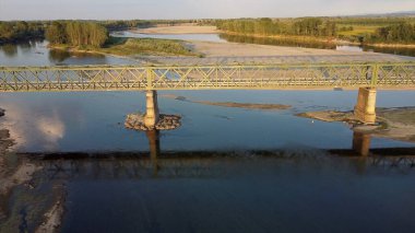 Kuraklık ve kuraklık sorunları var. Neredeyse susuz kalmış Po nehrinde, iklim değişikliği ve küresel ısınma, Ponte bella Becca Pavia Lombardy ve Ticino 'daki insansız hava aracı görüşü.