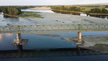Kuraklık ve kuraklık sorunları var. Neredeyse susuz kalmış Po nehrinde, iklim değişikliği ve küresel ısınma, Ponte bella Becca Pavia Lombardy ve Ticino 'daki insansız hava aracı görüşü.
