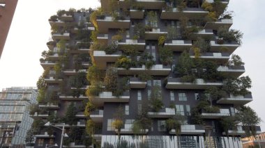 Avrupa, İtalya, Milano Temmuz 2022 - Dikey orman lüksü her balkonda birçok ağacı olan modern ve ekolojik gökdelenler inşa ediyor. Bosco Dikey