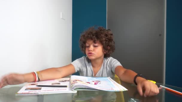 Πλάνα Ενός 8Χρονου Παιδιού Που Κάνει Μαθήματα Δημοτικού Σχολείου Για — Αρχείο Βίντεο
