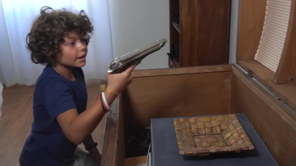 Кадры Летнего Мальчика Одиночестве Дома Находящего Настоящий Пистолет Ящике Своих — стоковое видео