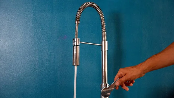 Abrir Grifo Agua Casa Cocina Lavarse Mano Desperdicio Agua Potable — Foto de Stock
