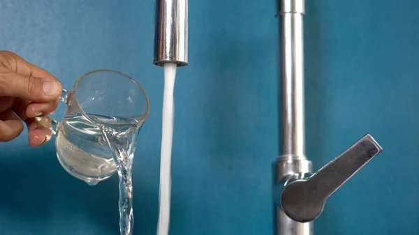 Abrir Grifo Agua Casa Cocina Llenar Vaso Desperdicio Agua Potable — Foto de Stock
