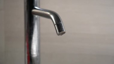 Kuraklık ve kuraklık zamanlarında evlerde sürekli olarak değerli su damlaları sızar. Doğal kaynakların insan tarafından yanlış kullanımı.