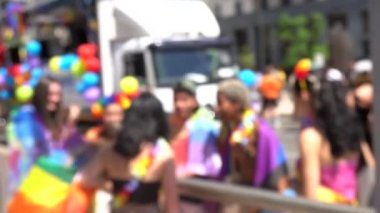 Avrupa, İtalya, Milano Temmuz 2023 - Sınırsız Kalabalık, Eşcinsel Gururu - LGBT eşitlik yürüyüşü, onur yürüyüşü. Gökkuşağı taşıyan gençler sokaklarda yürüyor, serbest seks ve eşitliğin tezahürü