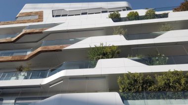 İtalya - Milan Temmuz 2022 - Şehir yaşamı modern ev kompleksi - yeni ticari ve yerleşim alanı, Hadid ve Isozaki kulesi - alışveriş bölgesi, gökdelenler ve şehir merkezindeki yeni ufuk çizgisi, Generali