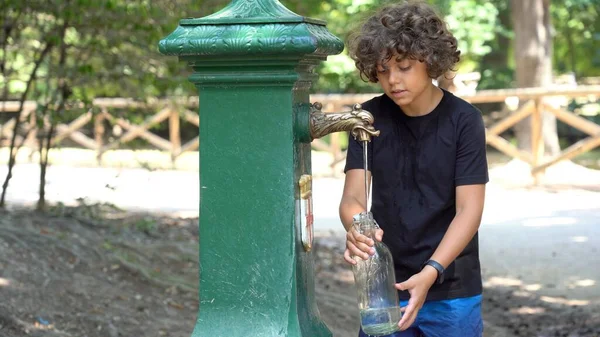 Year Old Child Drinks Refreshes Himself Water Fountain Record Heat — Fotografia de Stock