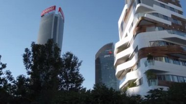 İtalya - Milan Temmuz 2022 - Şehir yaşamı modern ev kompleksi - yeni ticari ve yerleşim alanı, Hadid ve Isozaki kulesi - alışveriş bölgesi, gökdelenler ve şehir merkezindeki yeni ufuk çizgisi, Generali