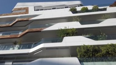 İtalya - Milan Temmuz 2022 - Şehir yaşamı modern ev kompleksi - yeni ticari ve yerleşim alanı, Hadid ve Isozaki kulesi - alışveriş bölgesi, gökdelenler ve şehir merkezindeki yeni ufuk çizgisi, Generali