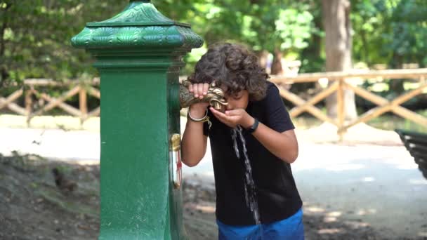 Year Old Child Drinks Refreshes Himself Water Fountain Record Heat — Vídeo de stock