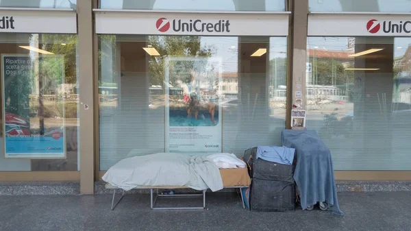 Europe Italy Milan July 2022 Poor Homeless Sleeping Unicredit Bank — Photo