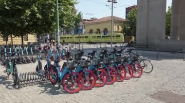 İtalya, Milan Temmuz 2022 - ATM bisiklet paylaşımı Dott- ekolojik film şehir merkezinde - Dott
