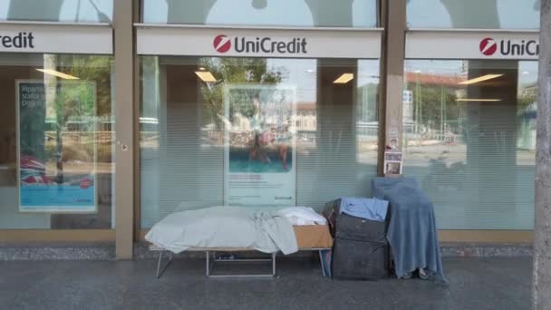 Europe Italy Milan July 2022 Poor Homeless Sleeping Unicredit Bank — Video